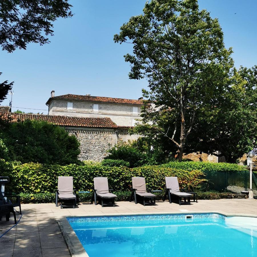 Gite Le Bonheur Hiersac Exterior photo